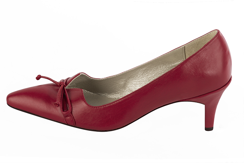 Cardinal red women's dress pumps, with a knot on the front. Tapered toe. Medium slim heel. Profile view - Florence KOOIJMAN
